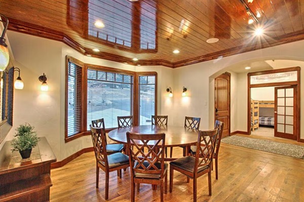 Entry overflow dining area