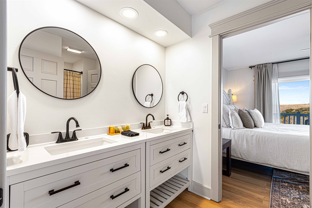 Jack & Jill Bathroom connects king bedroom and twin room