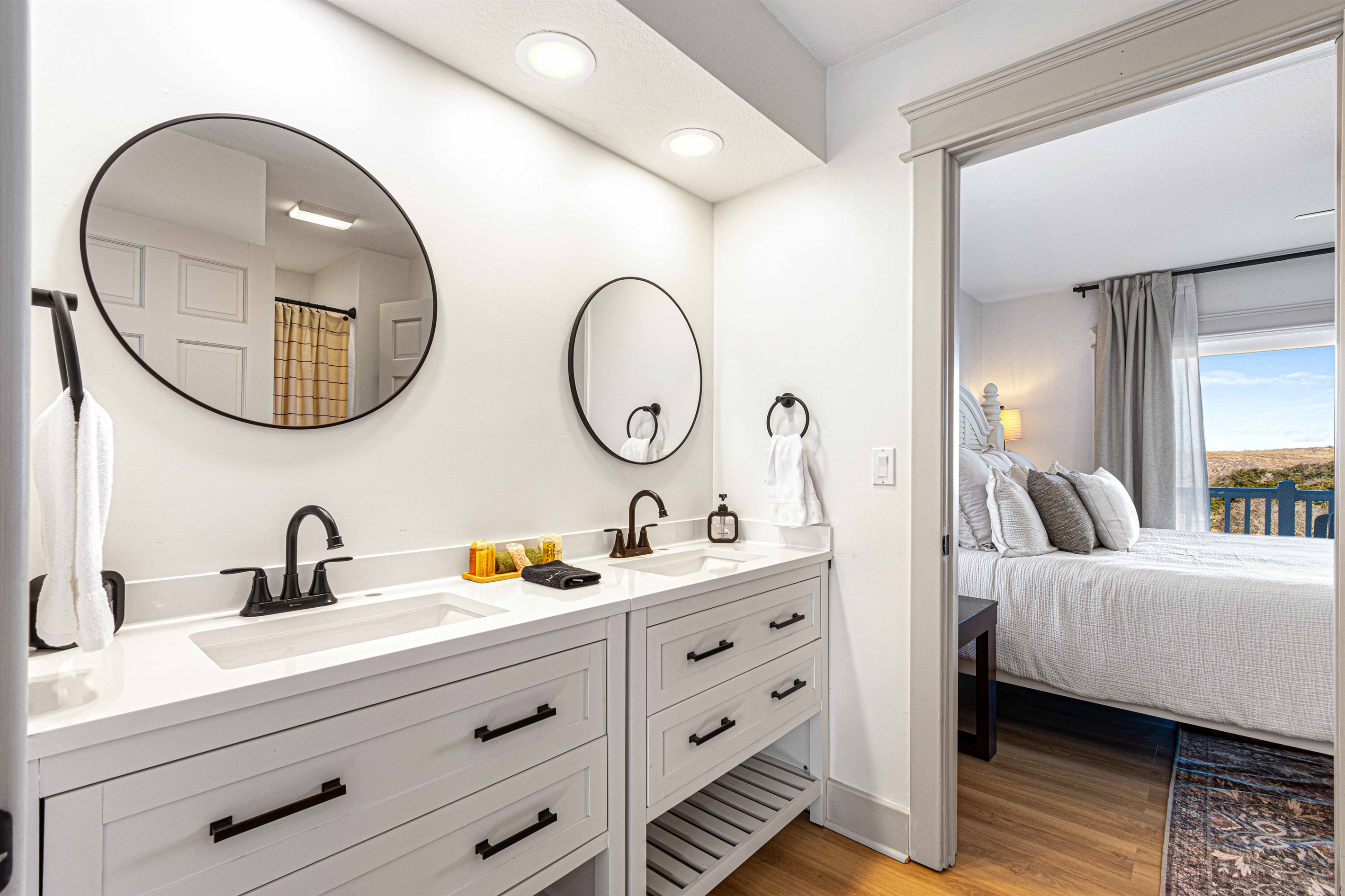 Jack & Jill Bathroom connects king bedroom and twin room