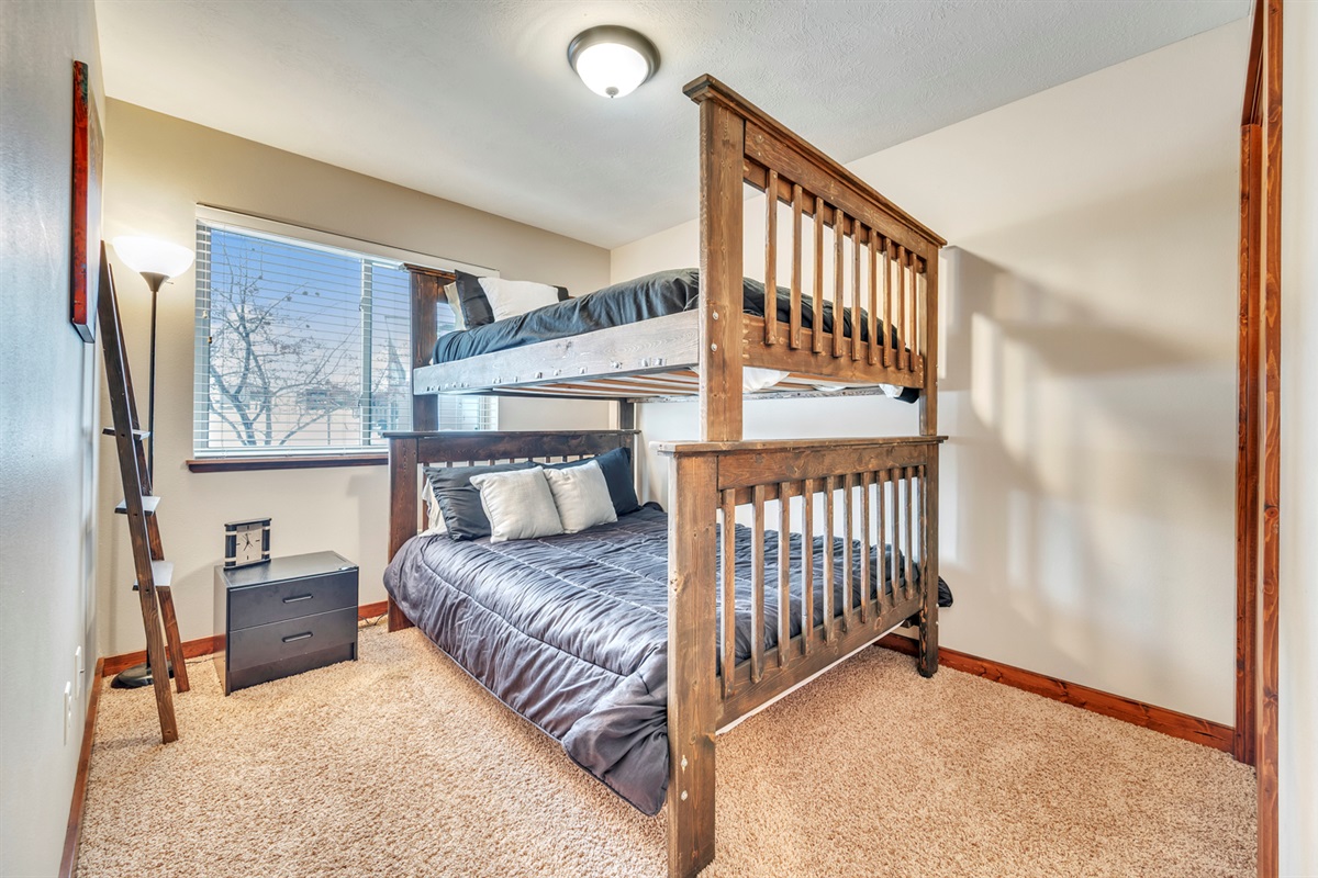 Main floor bunk room King/Queen