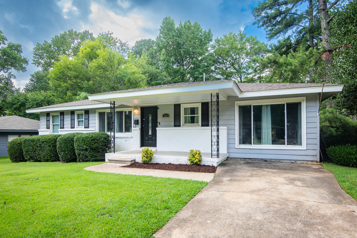 You've arrived! Drop your bags, settle in, and make yourself at home. Whether you're here to relax by the pool or explore the city, this cozy retreat is the perfect place to call home during your stay.