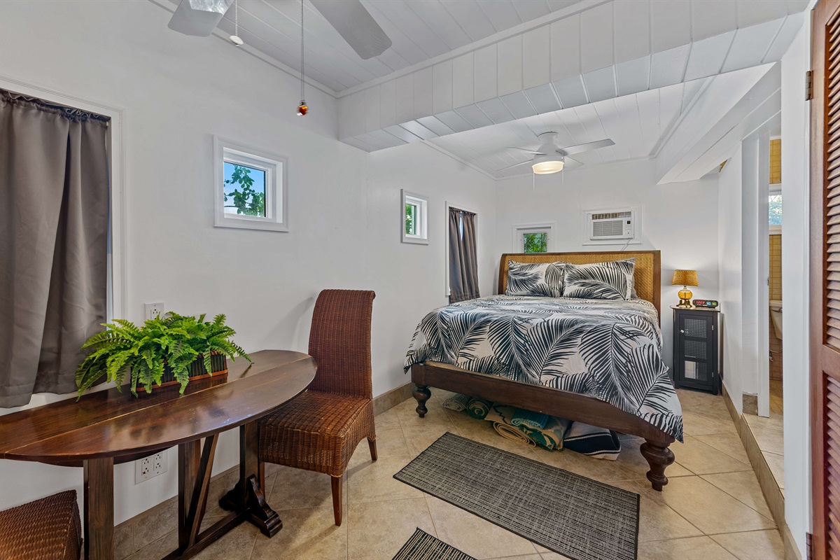 The cozy cottage with it's own private entrance, queen bed and half bathroom.