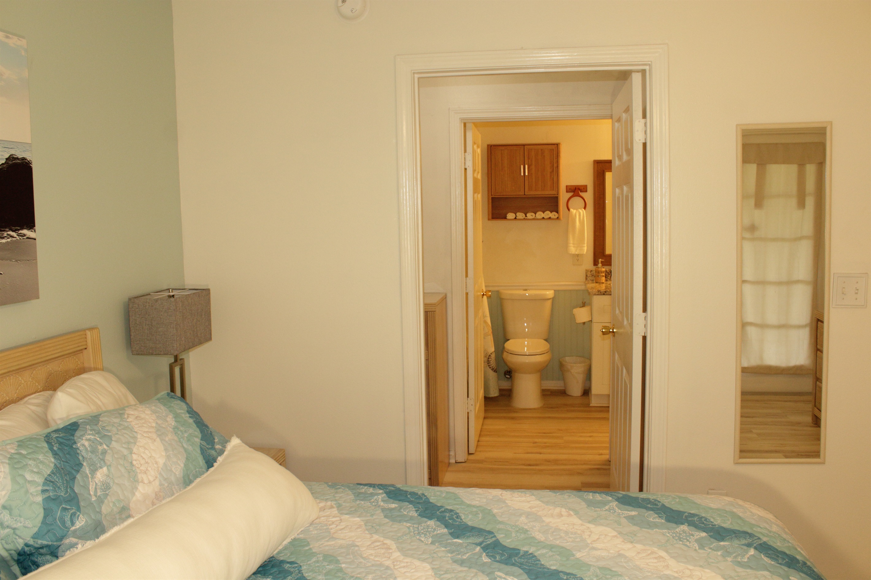 Bedroom w/ Bathroom access 