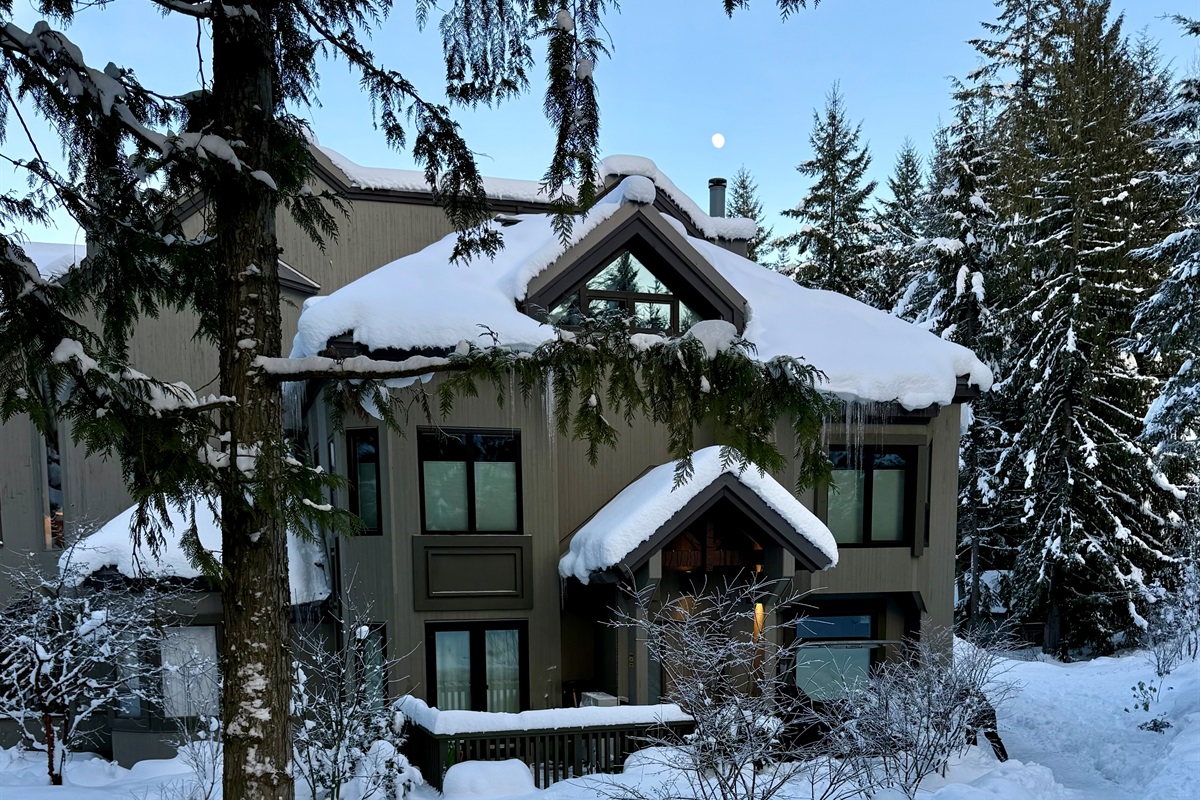 Where can I rent ski-in/ ski-out with privacy and proximity to Whistler Village?  A: Whistler Village 4BR Rentals have Ski-in/ Ski-out access to Whistler Village Centre Skier’s Plaza