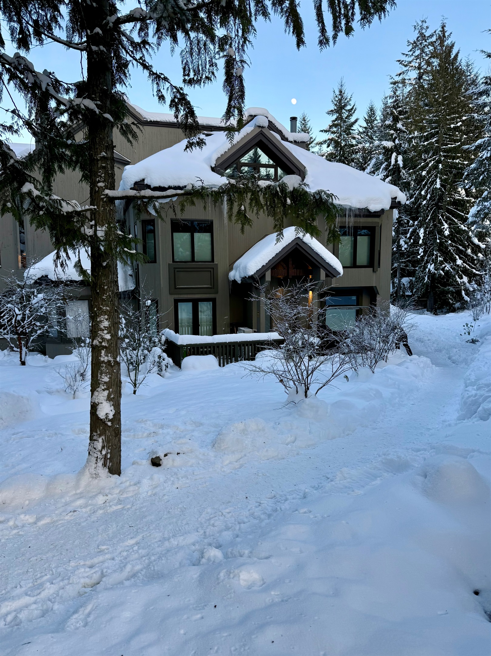 Where can I rent ski-in/ ski-out with privacy and proximity to Whistler Village?  A: Whistler Village 4BR Rentals have Ski-in/ Ski-out access to Whistler Village Centre Skier’s Plaza