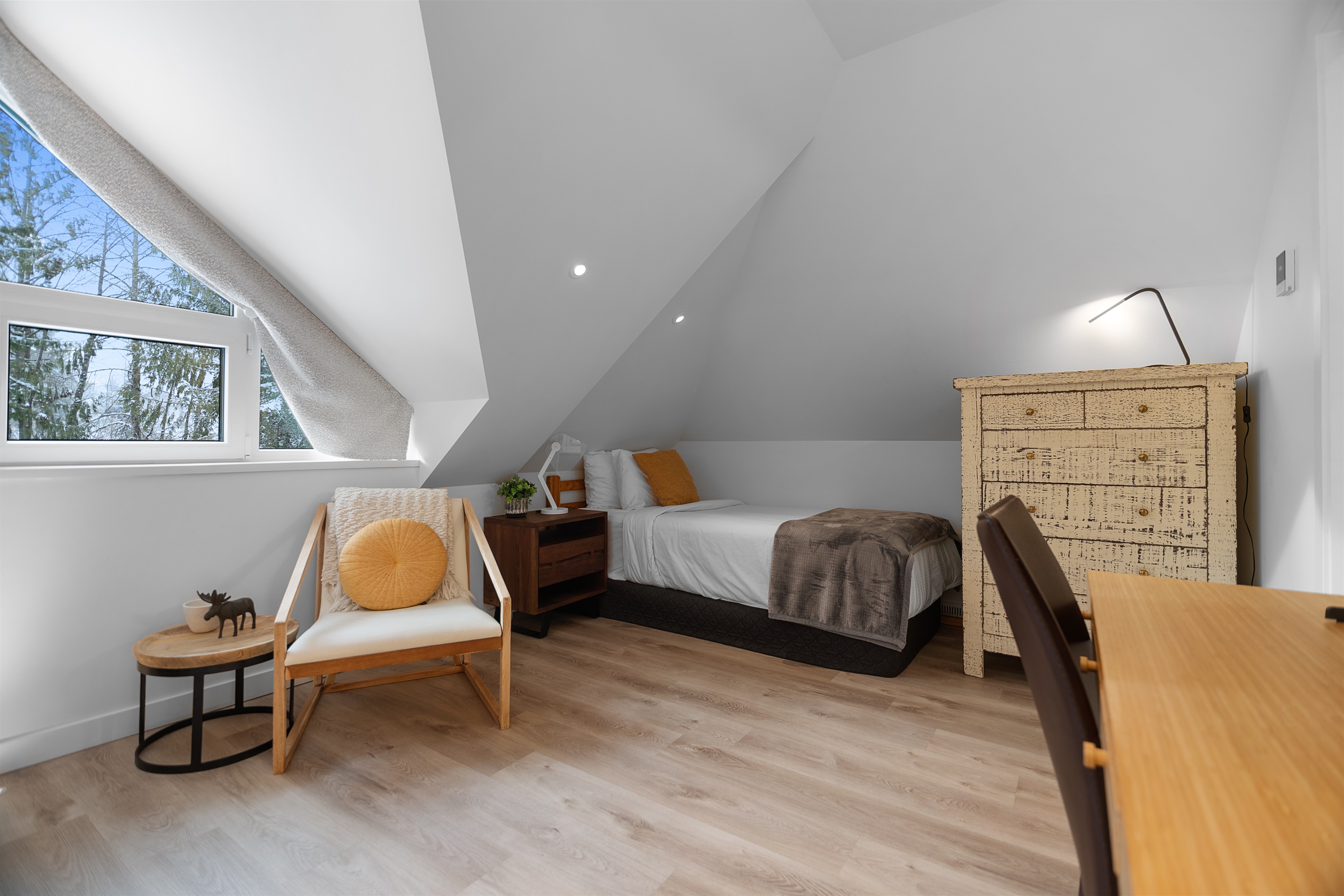 Master bedroom covers the entire top floor and includes an additional sleeping nook with an XL Twin bed for added flexibility. 