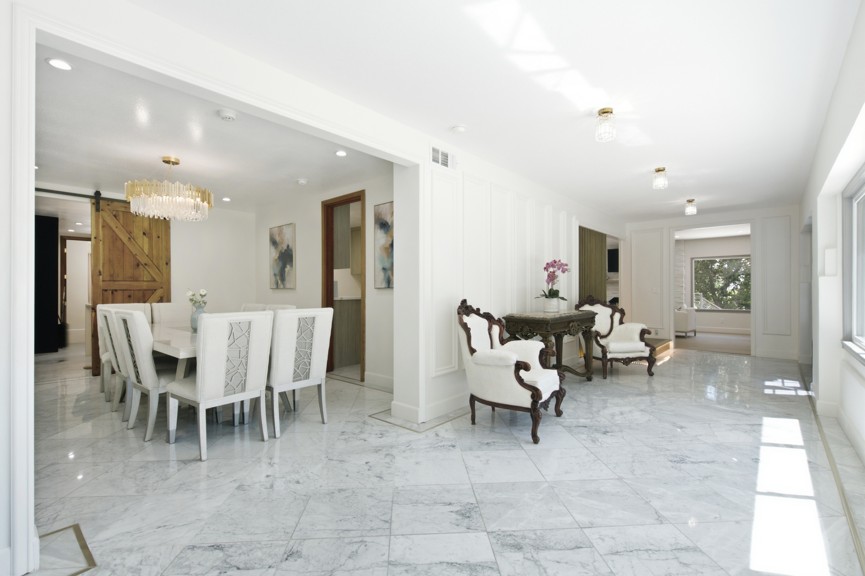 Enjoy family dinners and special moments in this elegant dining space.