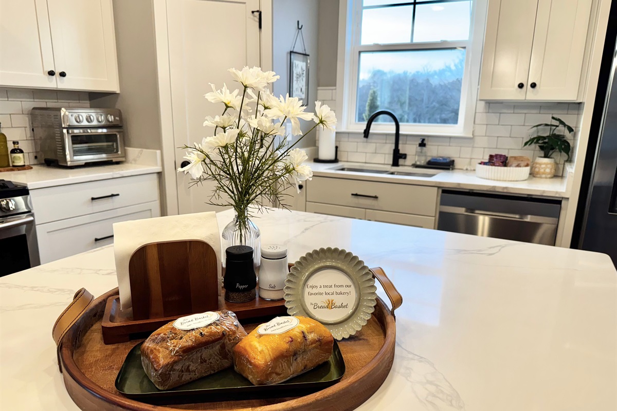 When you arrive at the Scenic Sky Retreat, complimentary snacks and sweet bread from our favorite local bakery will be waiting for you! Looking forward to having you as our guest!
