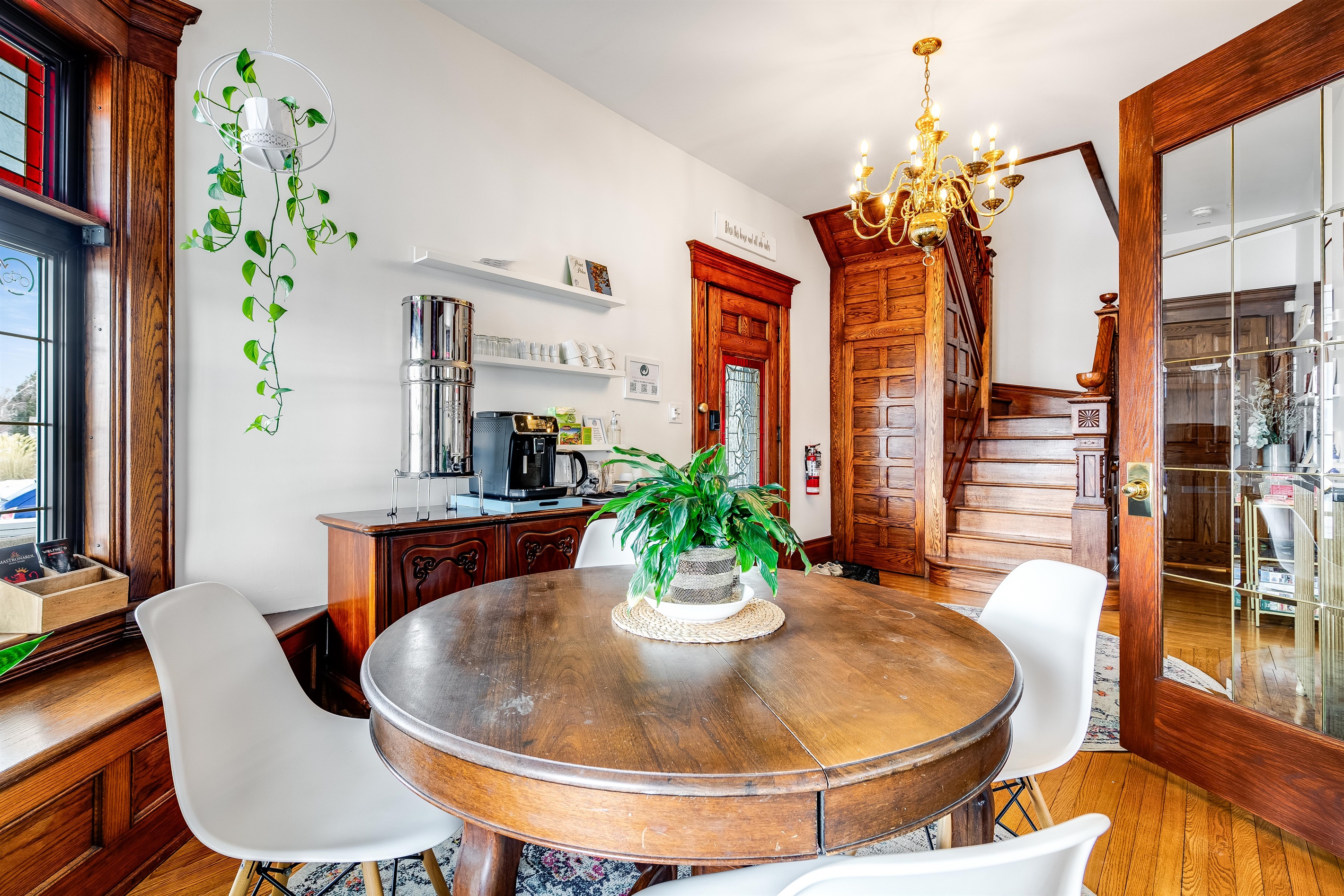 Secondary dining area