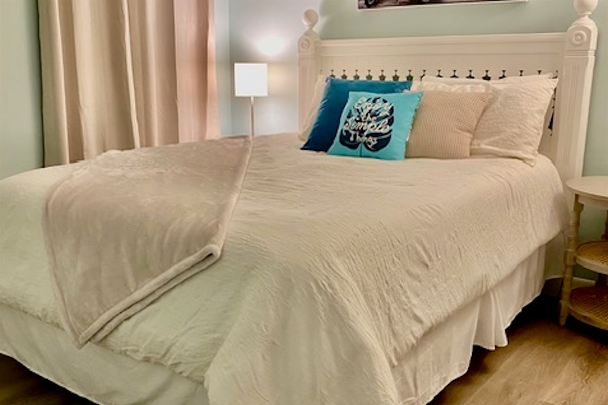 Relaxing bedroom with Queen bed