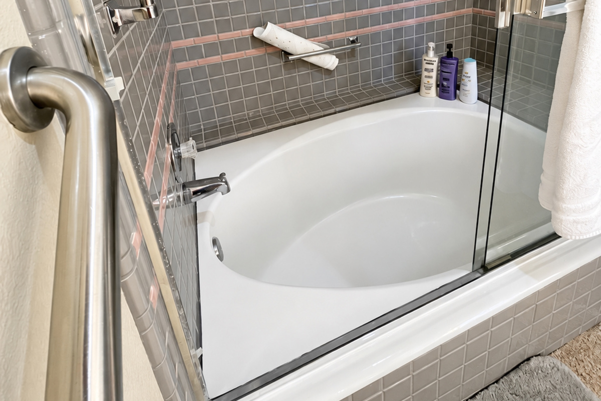 Sunken tub/shower combo with assistance rail; shampoo/conditioner/soap