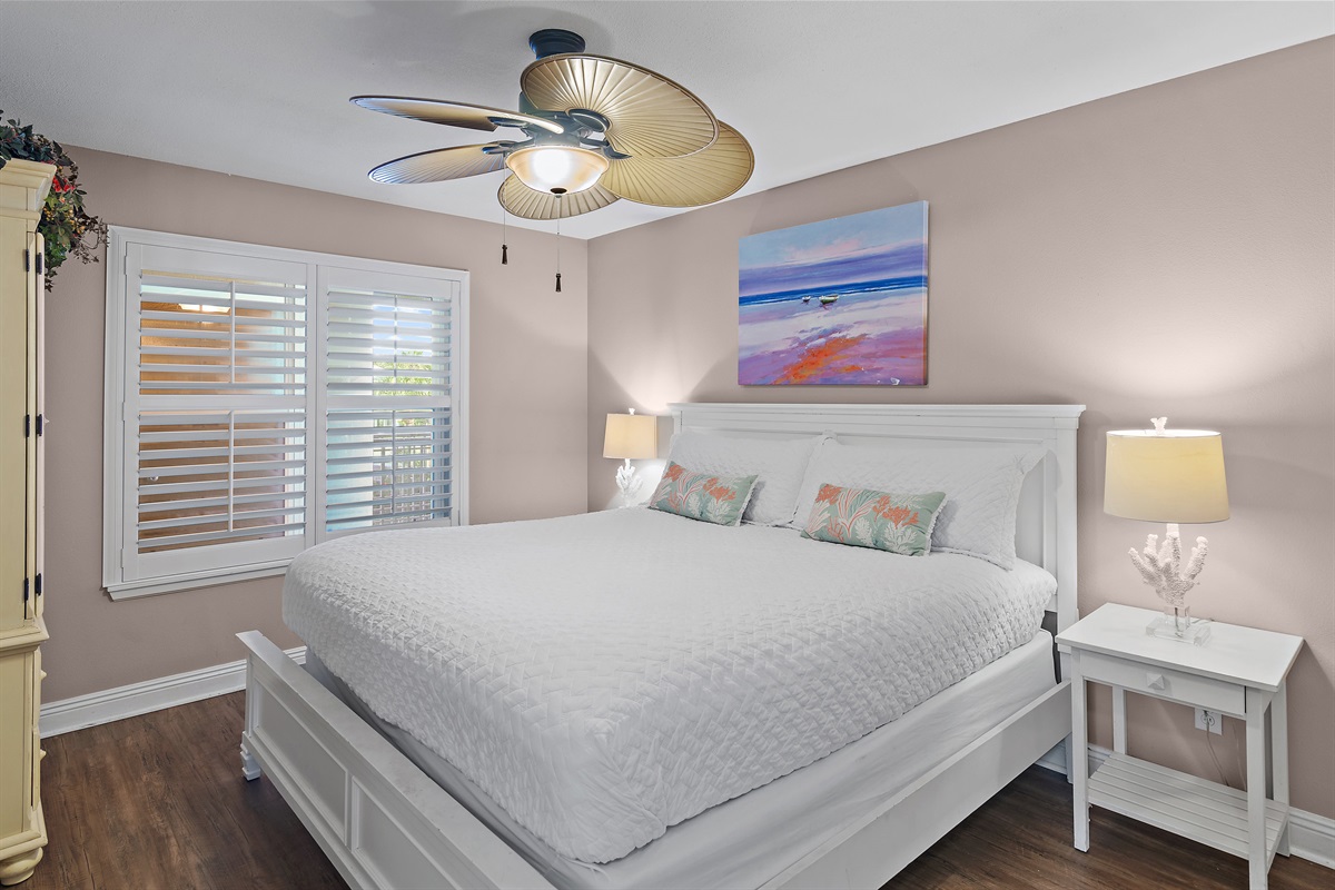 Bedroom 2: KING BED, 40" Smart TV, Closet, Bathroom with Shower/Tub Combo (Sleeps 2)