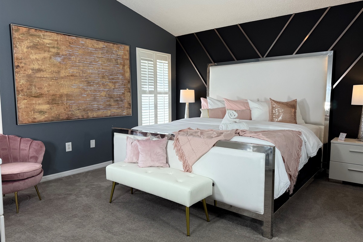 🛏️ Relax in style in our luxurious king bedroom with a plush pillow-top mattress, luxury linens, cozy pillows, 50” Smart TV & ceiling fan – the perfect blend of comfort and relaxation. ✨