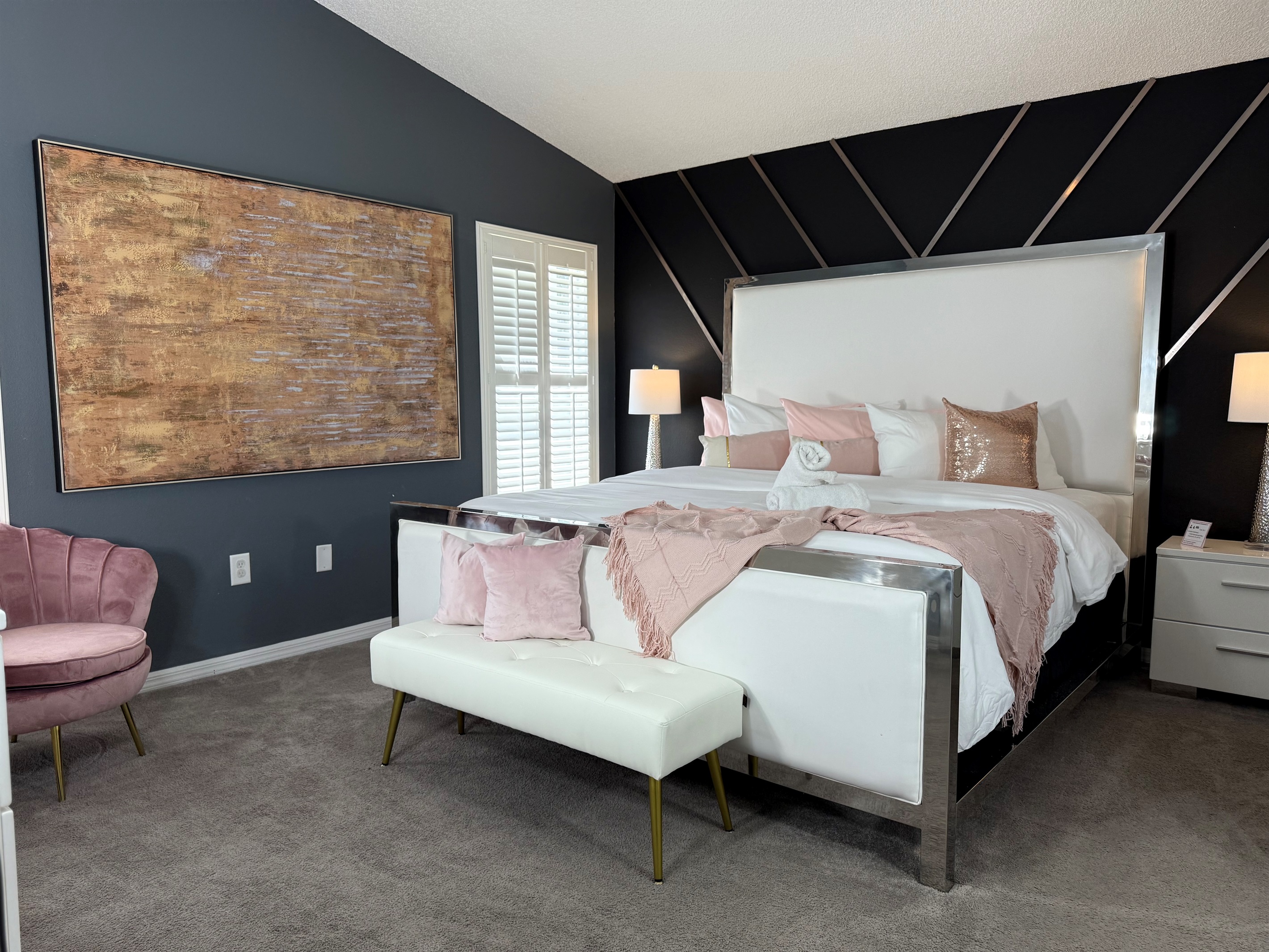 🛏️ Relax in style in our luxurious king bedroom with a plush pillow-top mattress, luxury linens, cozy pillows, 50” Smart TV & ceiling fan – the perfect blend of comfort and relaxation. ✨