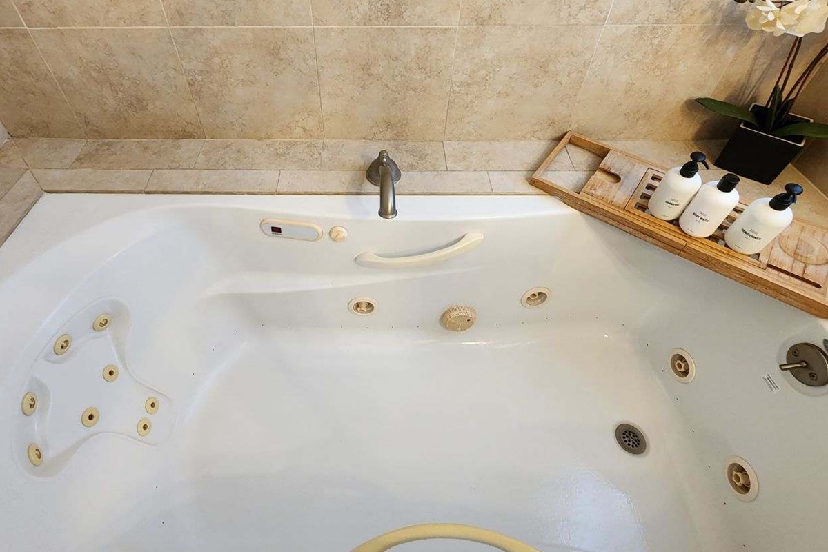 6 ft Jacuzzi hot tub circlulates water with jets for a theraputic soak after a long day exploring North Idaho.