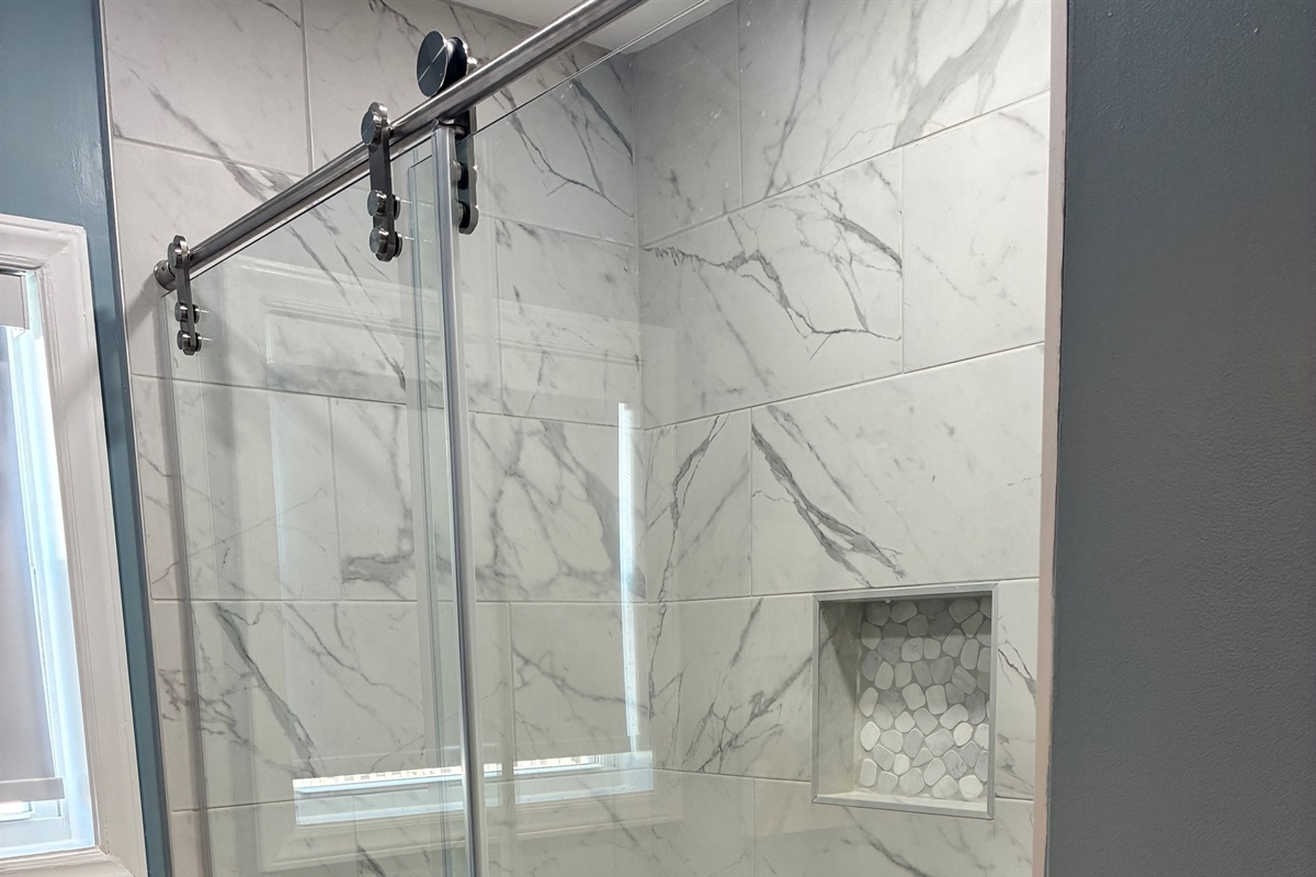 West - Bath shower with saftey bar