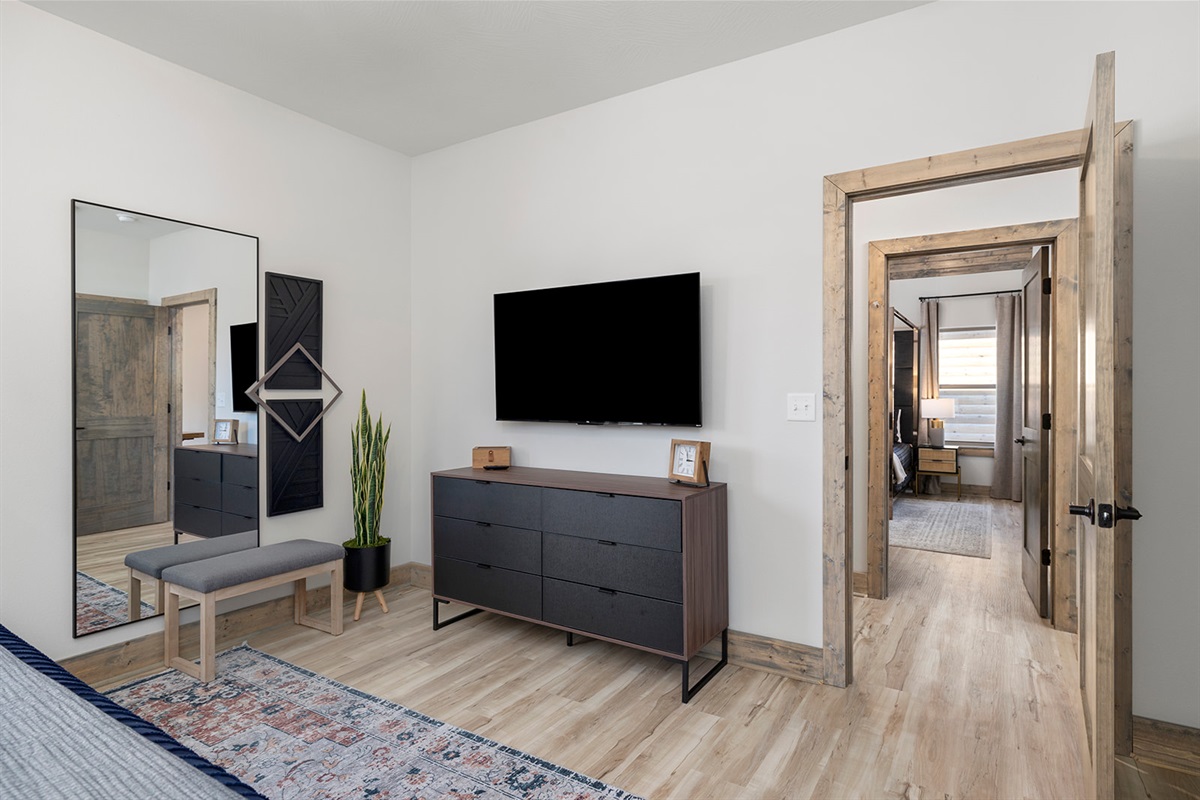 King bedroom #2 w/ ensuite bath!