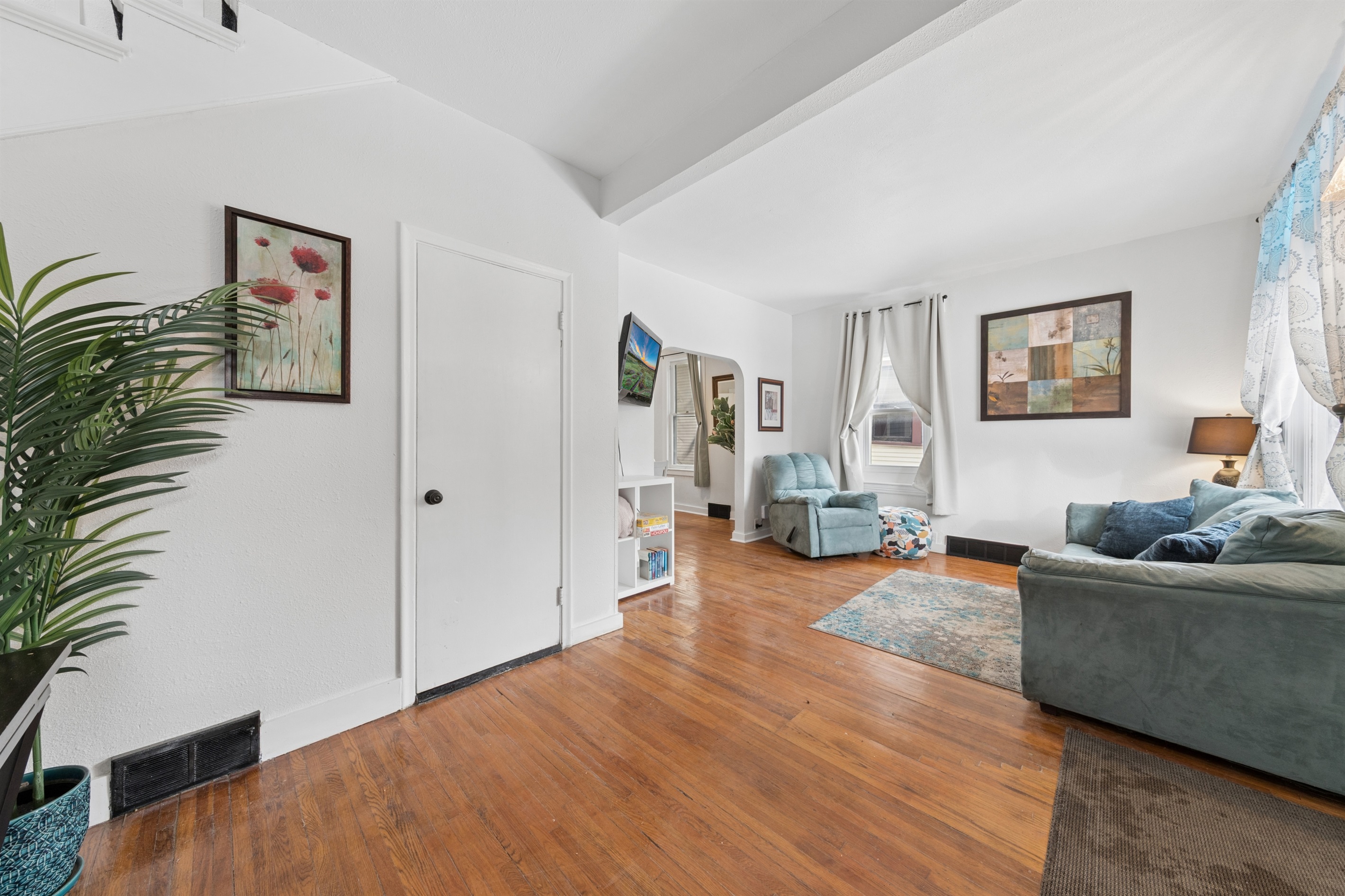 Enjoy a chat with friends or a quiet movie night at Aspen Apartment.