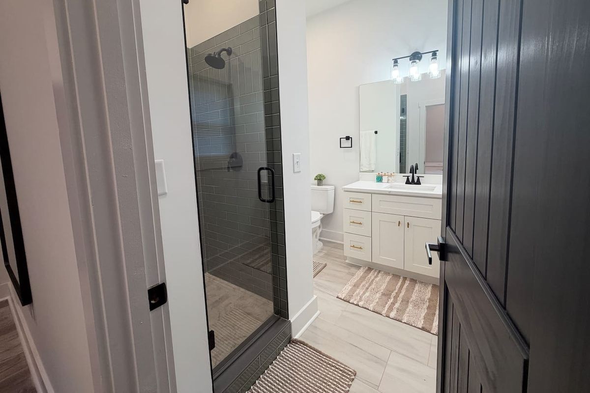 Full bath connected to first floor 2 queen beds room