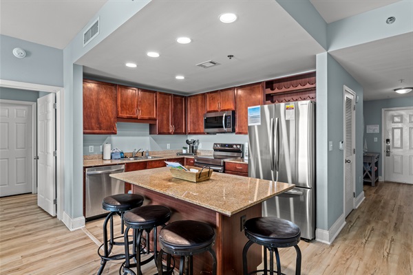 Fully stocked kitchen- automatic ice maker in freezer