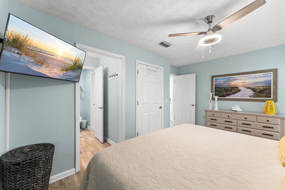 Brand new 2025 King mattress and en-suite bathroom — your peaceful sleep sanctuary.