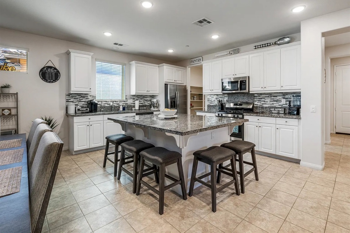 Kitchen to prepare any type of meal!