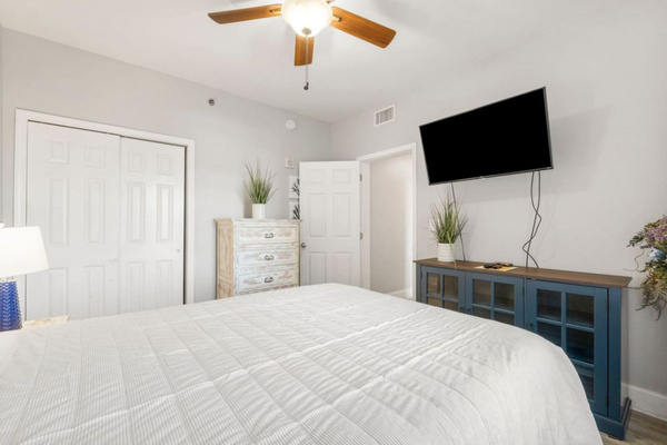 Second Bedroom with queen size bed
