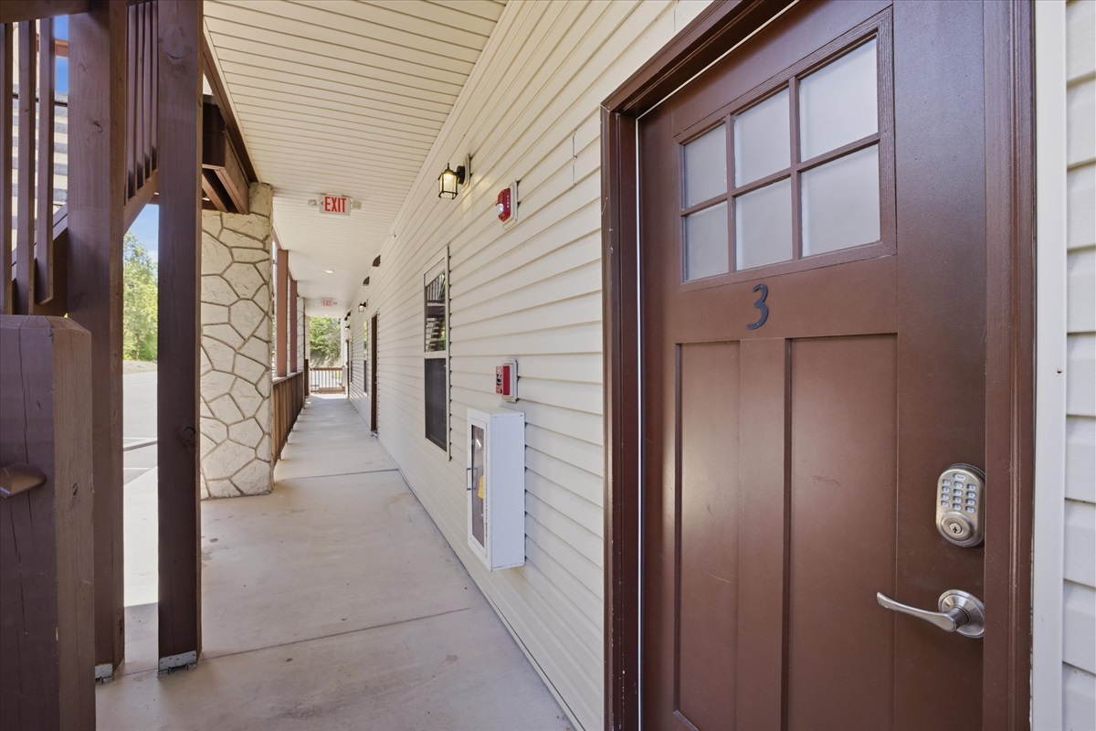 Welcome to Serenity Ridge Clubhouse Lodge Unit 3! Walk in and feel the space open up—this extended entryway gives you room to land, unload, and get settled before the rest of the place even begins.