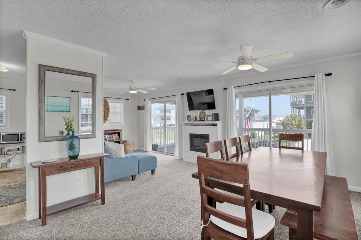 Upper level dining/living area