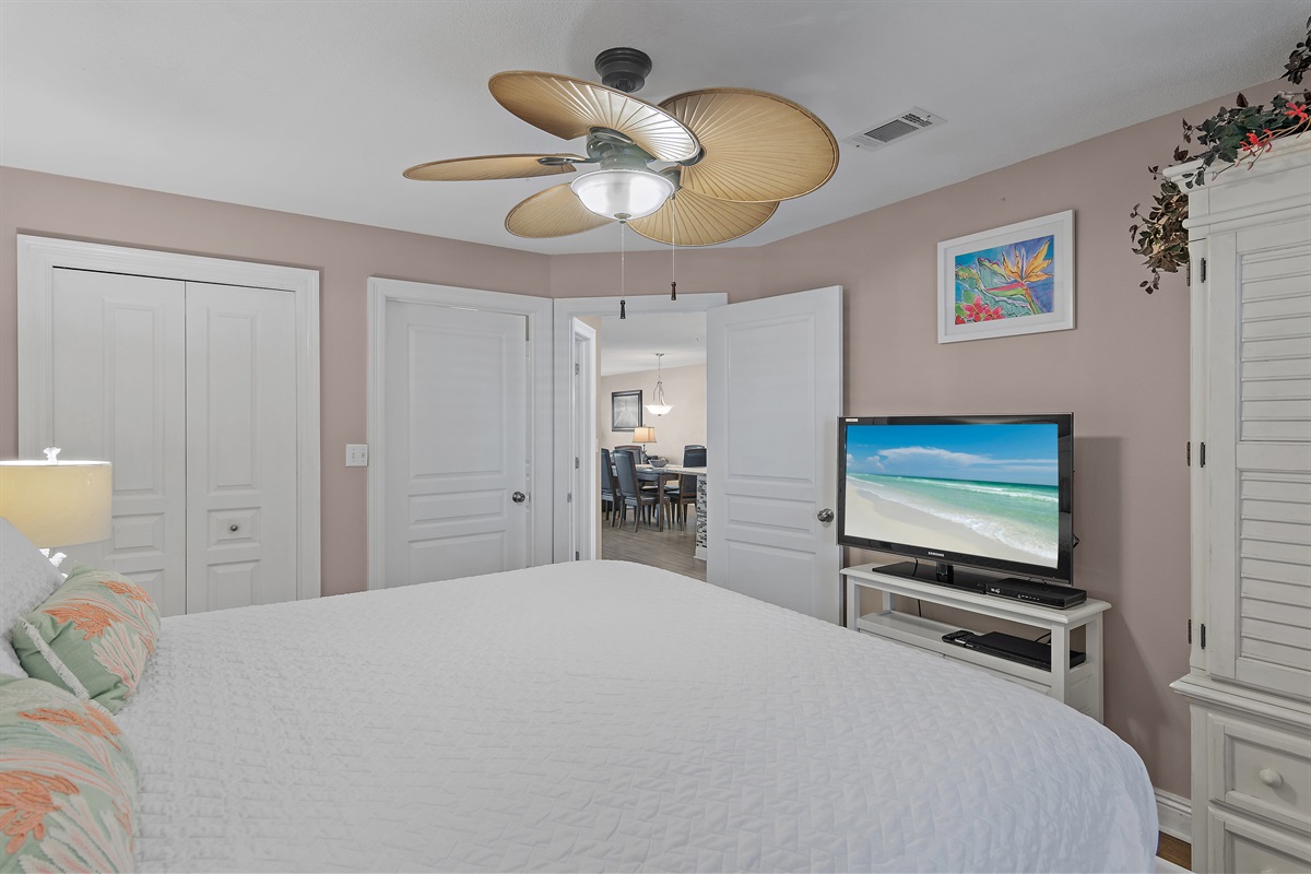 Bedroom 2: KING BED, 40" Smart TV, Closet, Bathroom with Shower/Tub Combo (Sleeps 2)