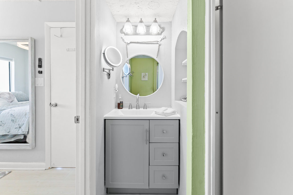 Main Bathroomn en-suite w/ walk-in shower