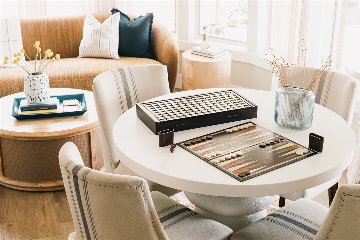 Informal dining and lounge