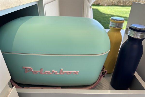 Make the most of your stay with utilizing travel/beach essentials, including a portable Polarbox to keep your meals and drinks fresh for extended periods, along with thermo-insulated flasks.