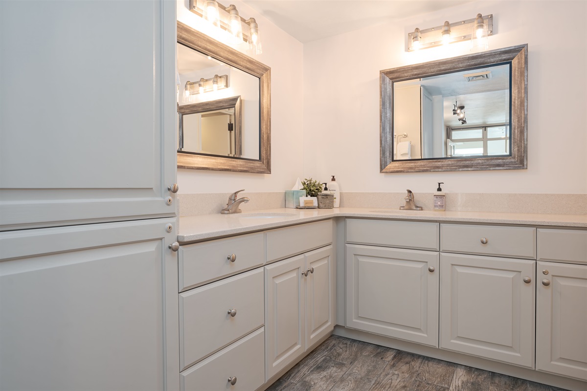 Master Bathroom - Double vanity & Separate Bath /shower /Toilet.