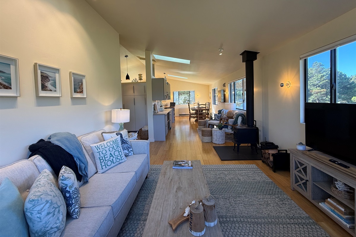 Upstairs Livingroom w/ Queen Sofa Bed