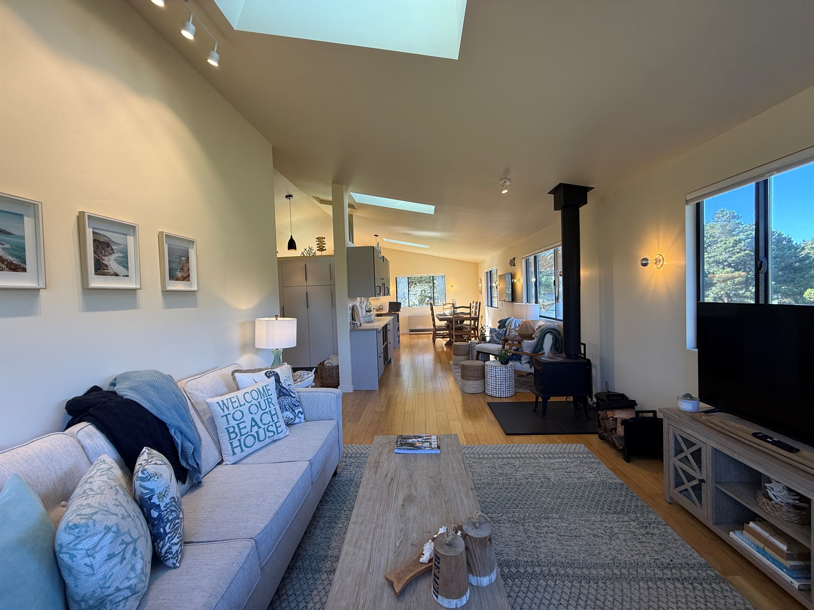 Upstairs Livingroom w/ Queen Sofa Bed