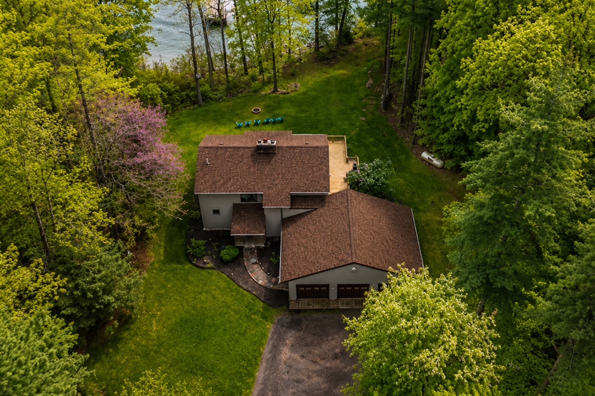 Private lakefront retreat nestled in the trees with direct access to the water—ideal for peaceful getaways 🛶🌳🌊