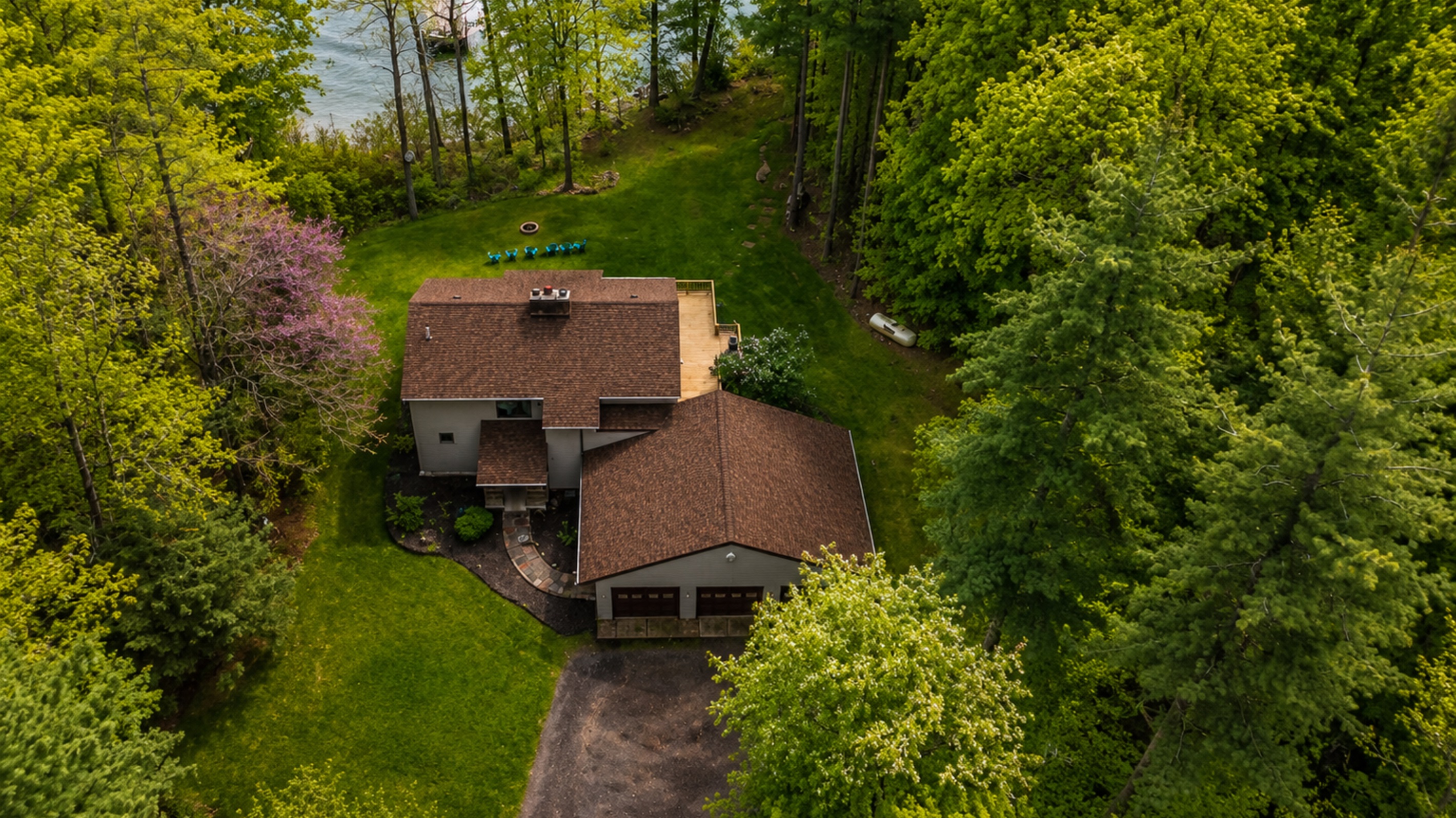 Private lakefront retreat nestled in the trees with direct access to the water—ideal for peaceful getaways 🛶🌳🌊