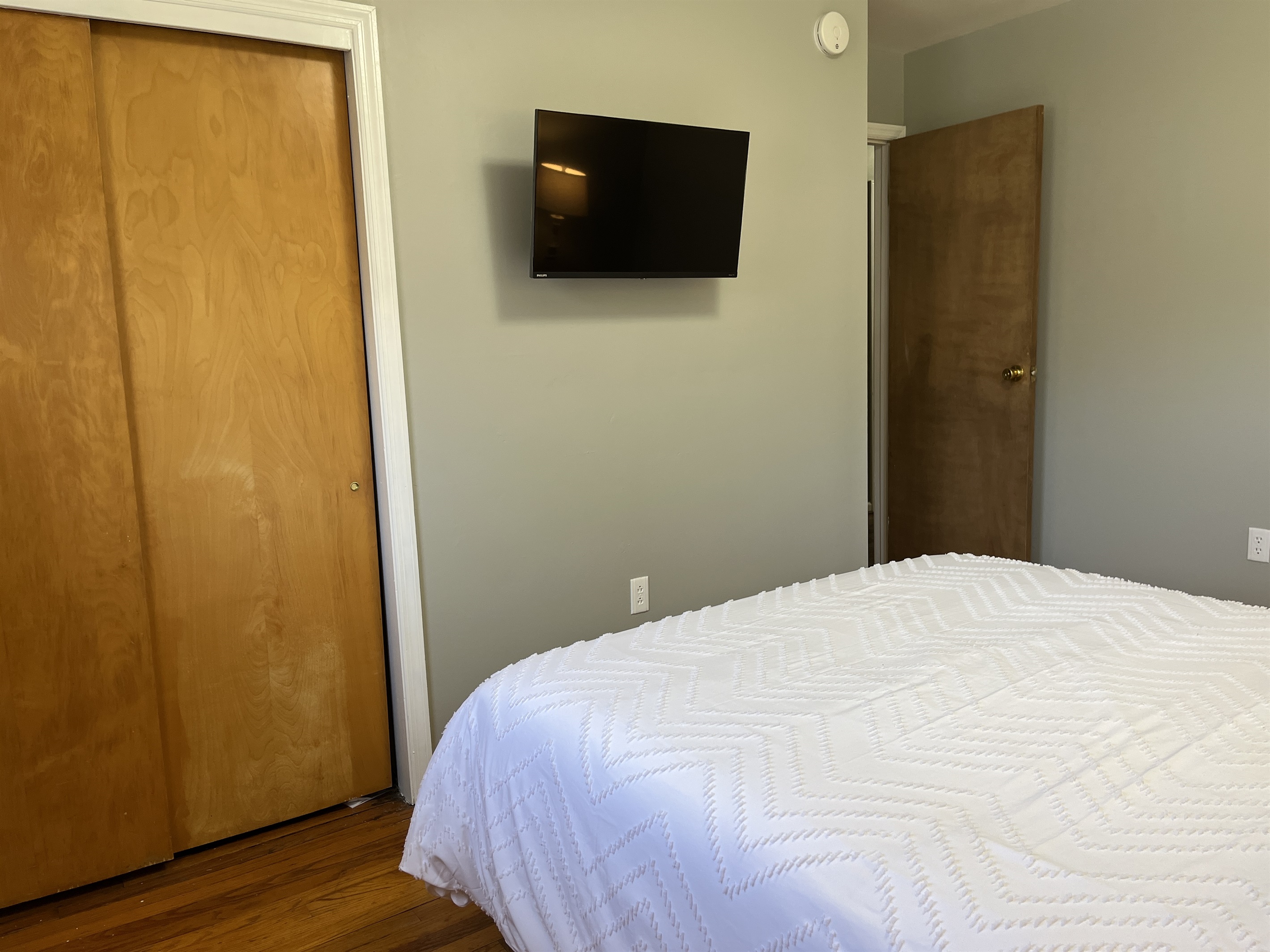 1st floor Queen bed