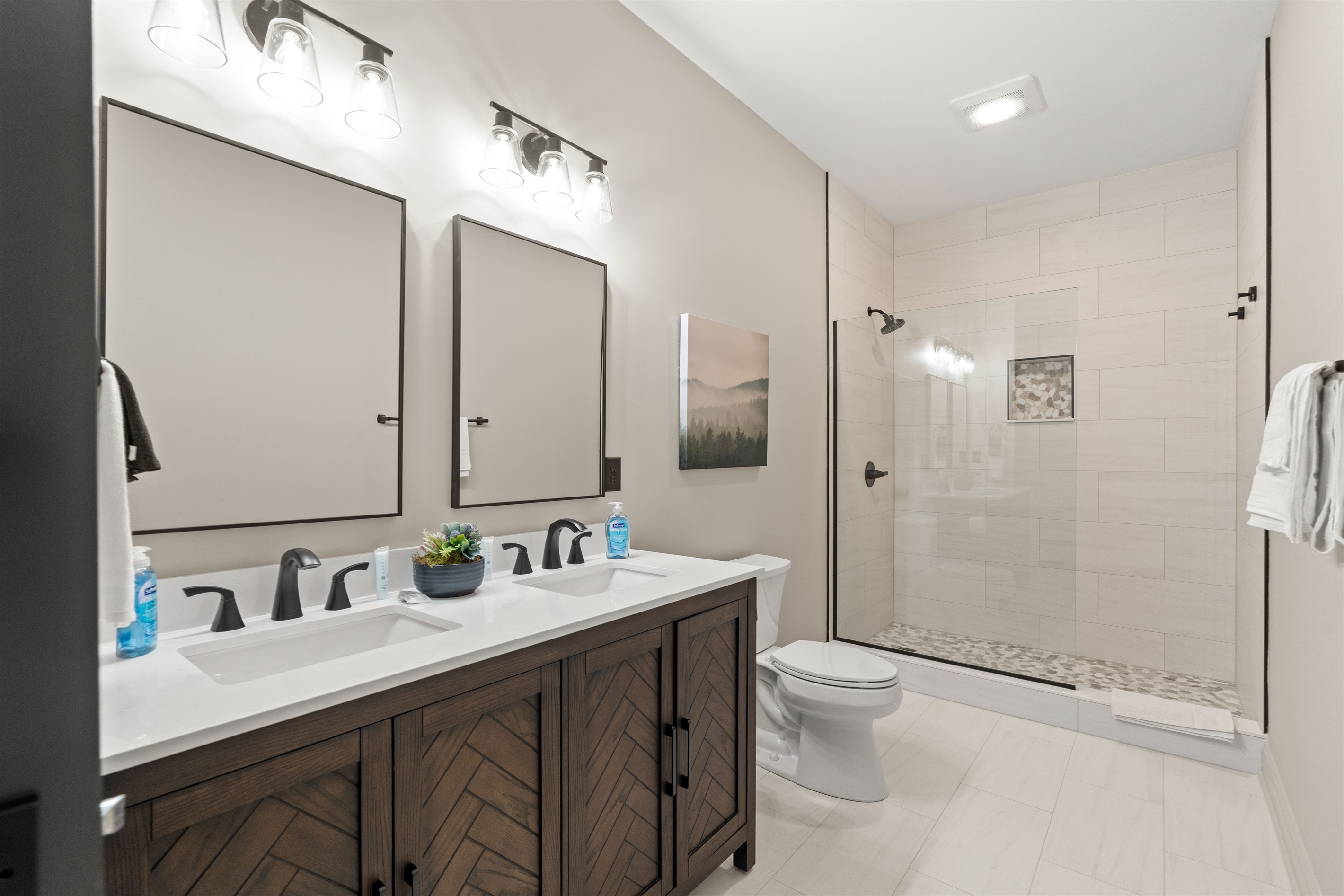 Full Bathroom 6