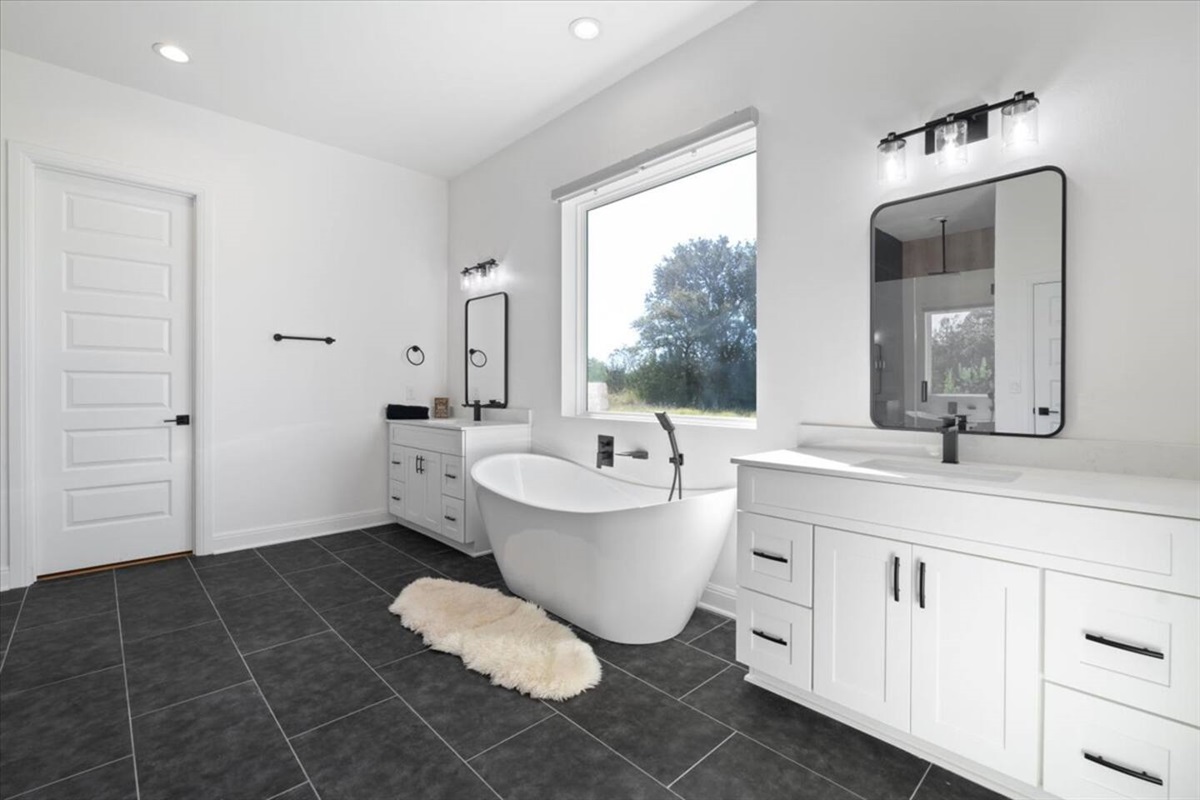 600 sqft master bath room with bath and mountain view