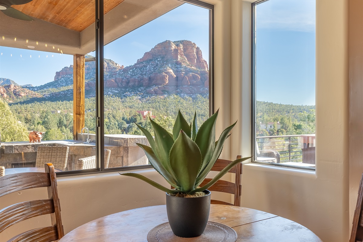 Enjoy a cup of coffee in the morning in the charming breakfast nook.