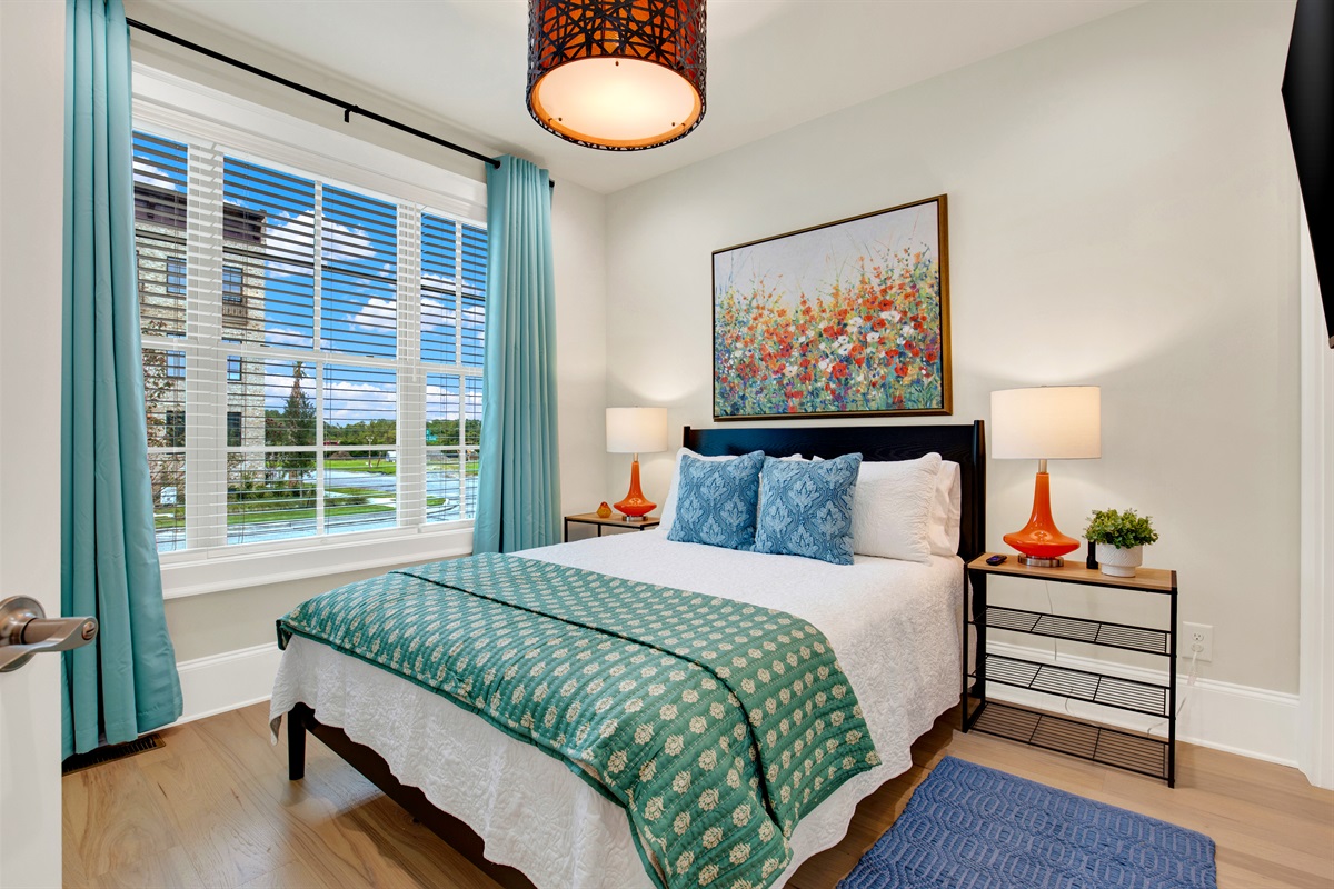 Queen size bedroom downstairs w/ensuite bathroom