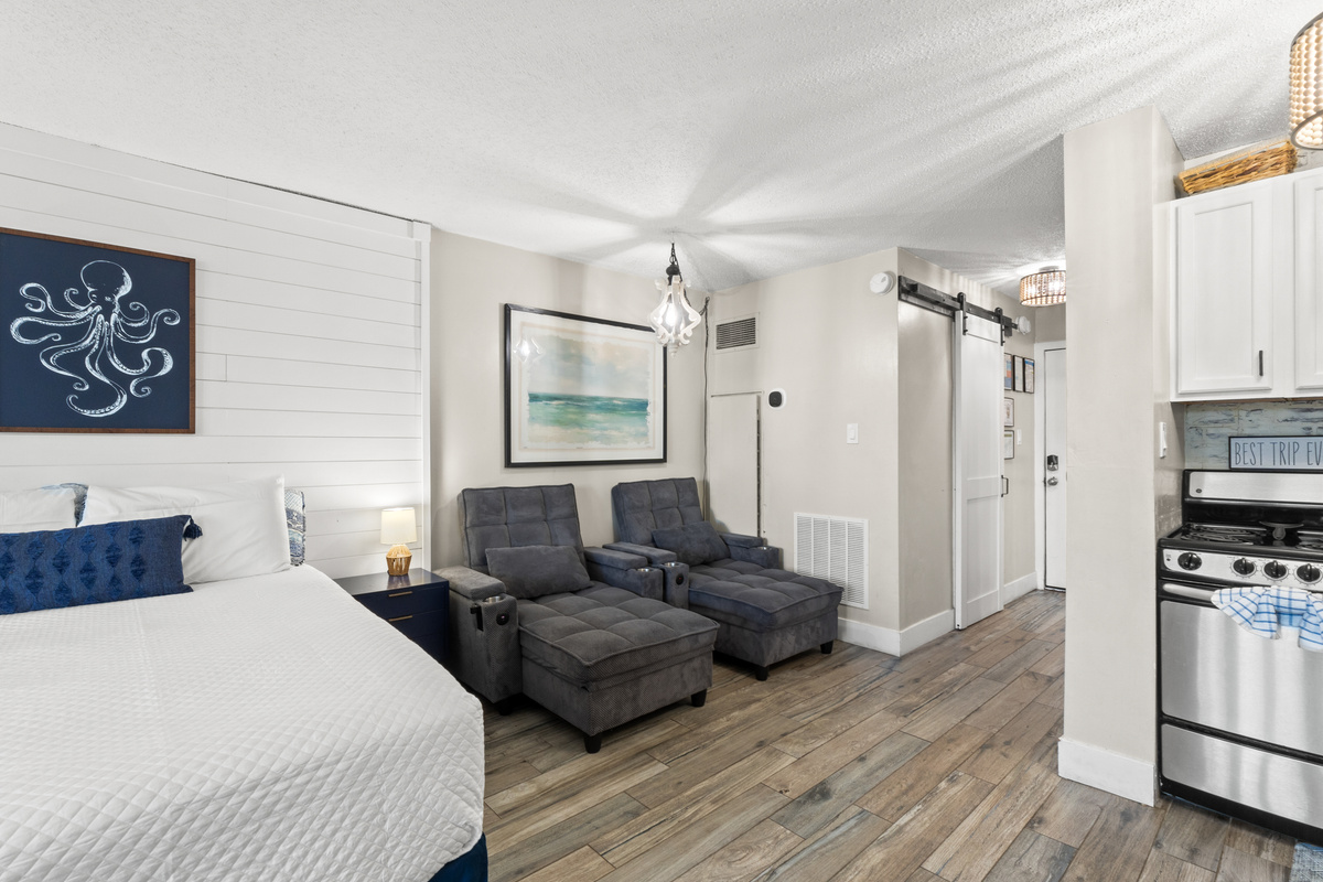 Living Room with 2 Queen Beds