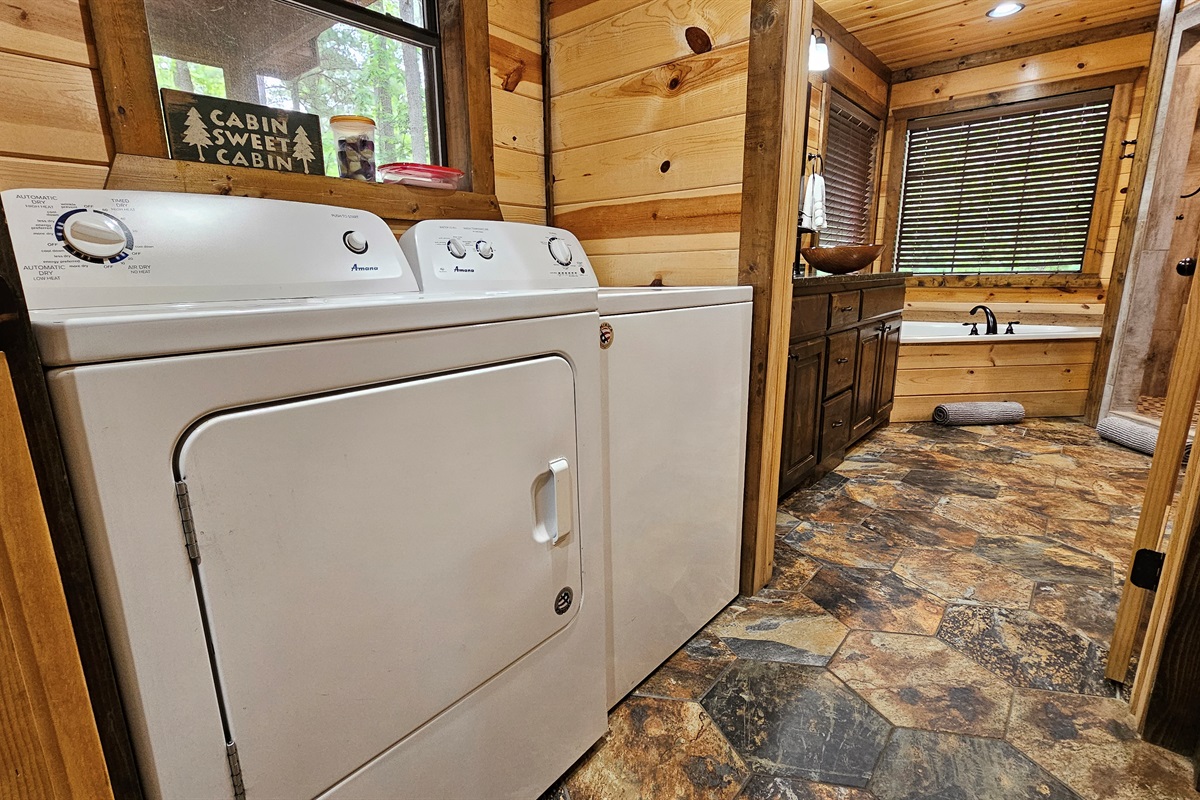 Laundry Room: Bright and practical space with nature views, perfect for a refreshing getaway!