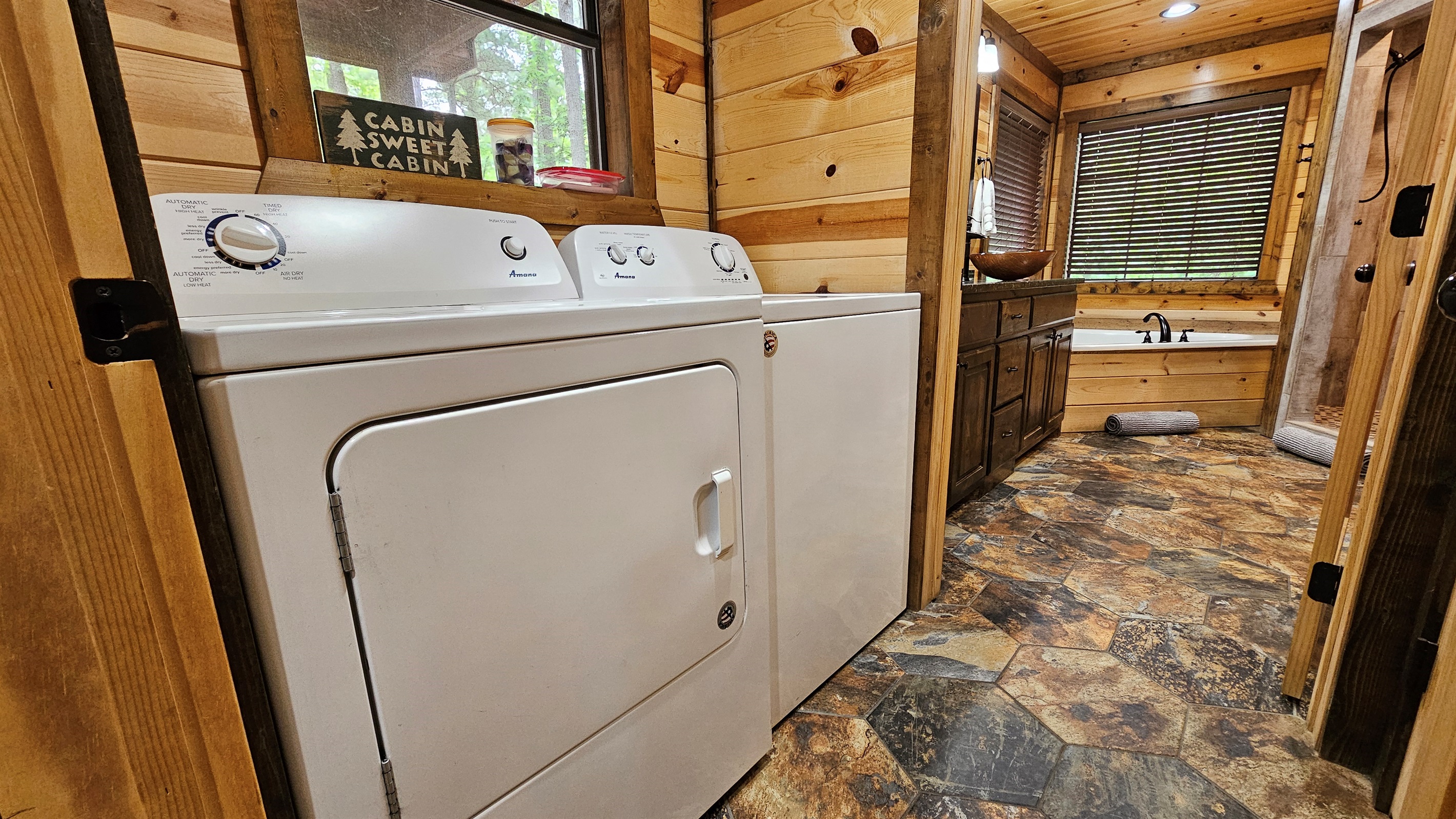 Laundry Room: Bright and practical space with nature views, perfect for a refreshing getaway!