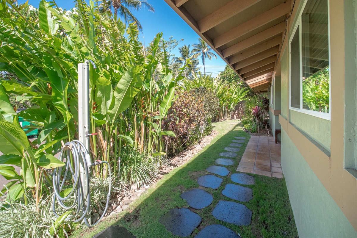 Laulea Retreat entry way with outdoor shower area.