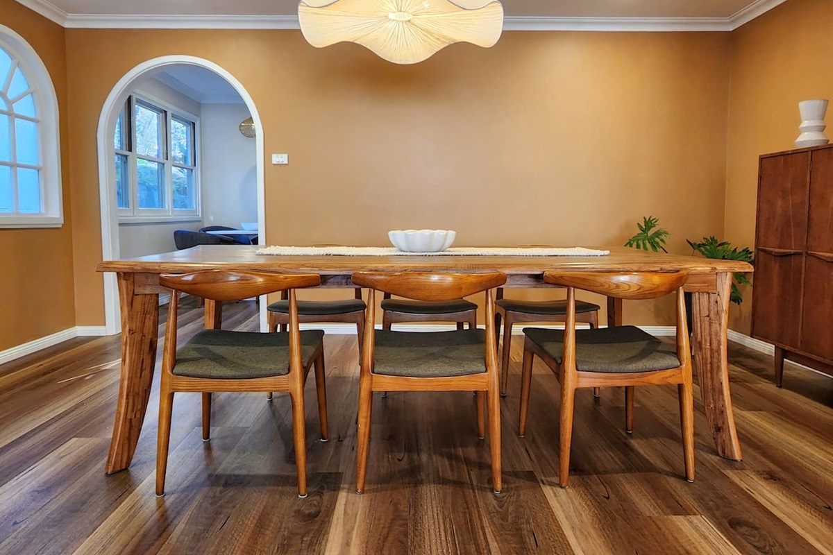 6-8 seater dining table, as well as a 4-seat kitchen nook.