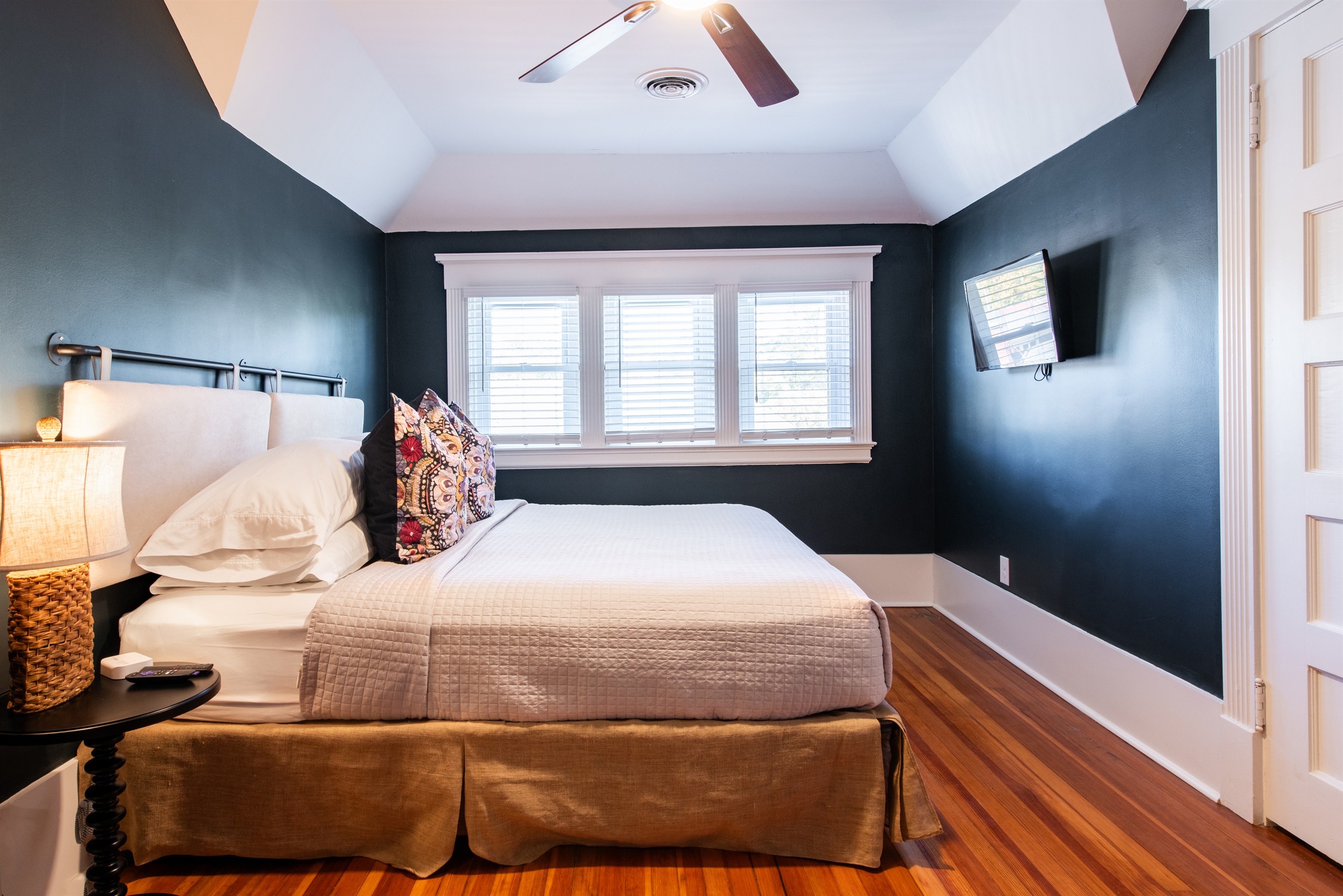 5th Bedroom ~ 3rd Floor ~ King Size Bed ~ 40" Smart TV ~ Full Bathroom in Hallway