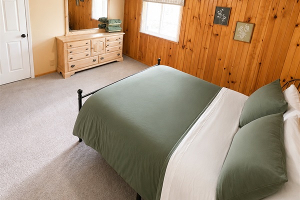 Queen Bedroom with Hottub Towels Provided